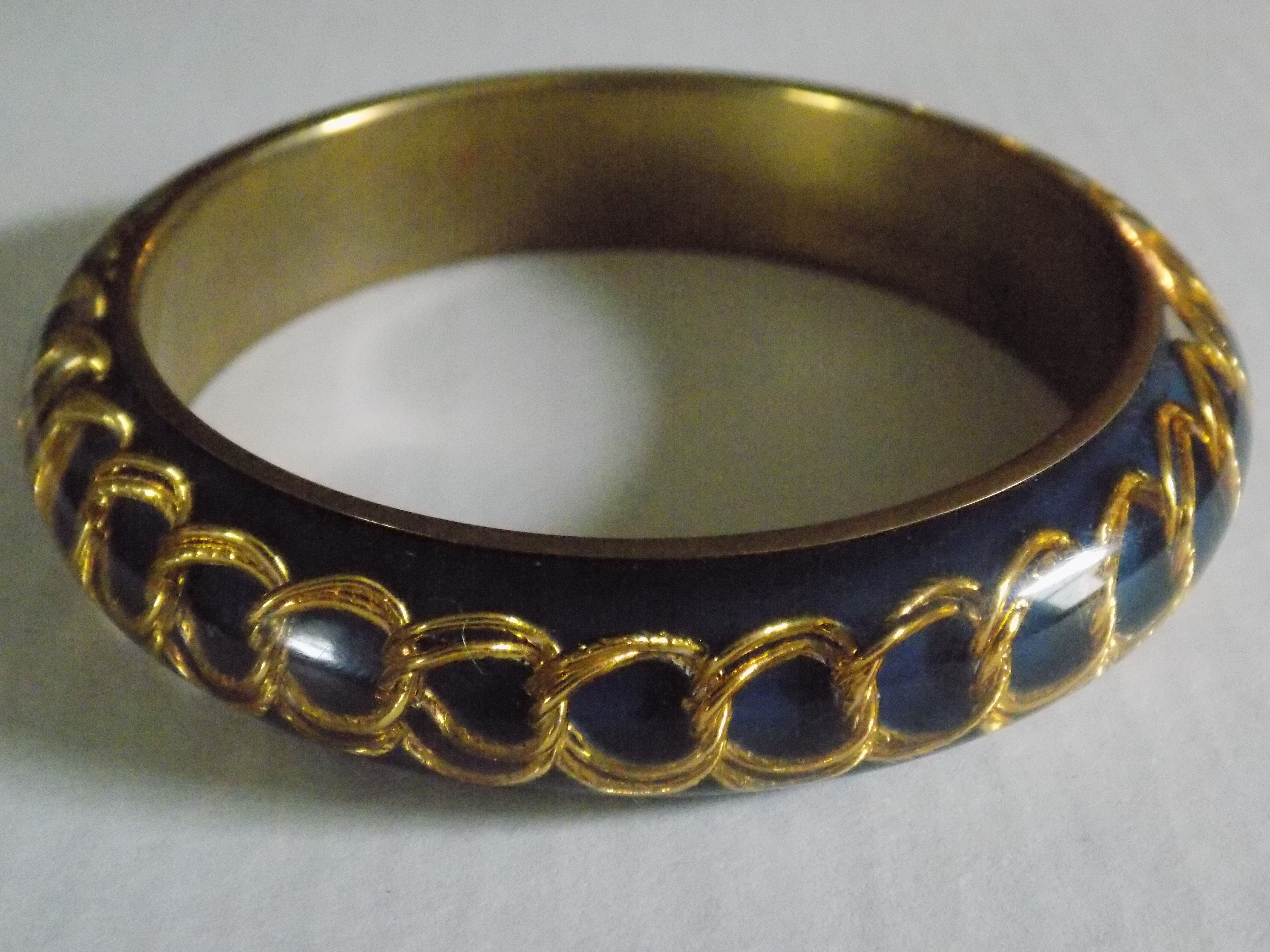 CHAINED TO UNBREAKABLE LUXURY-BLACK